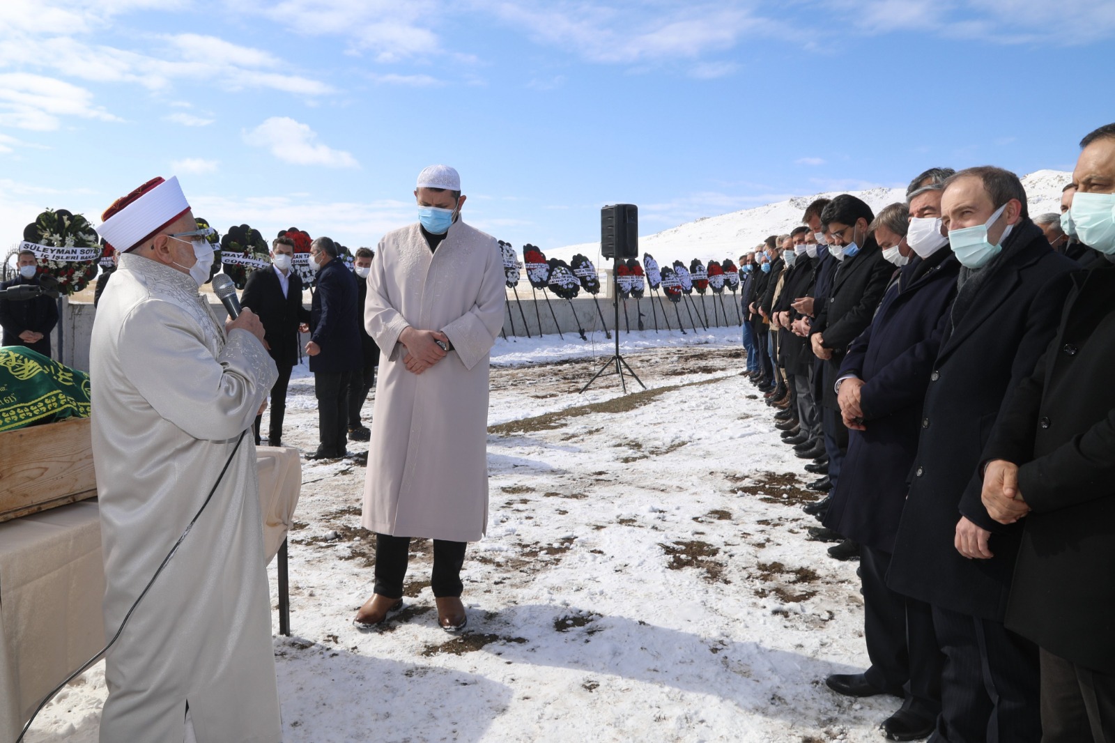 Vali babasının cenaze namazını kıldırdı